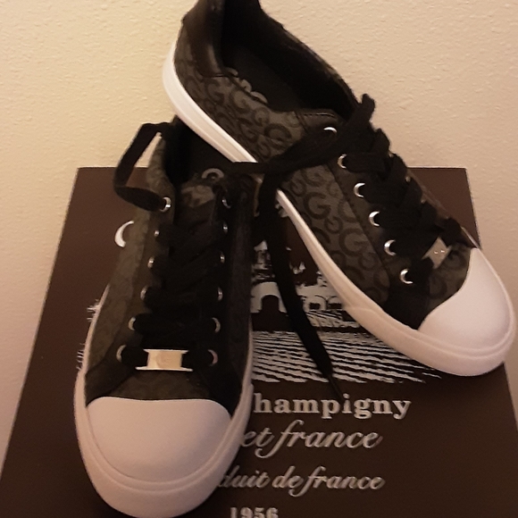 Guess Shoes Size 8 Canvas Monogram Sneakers NWOT - Picture 12 of 16